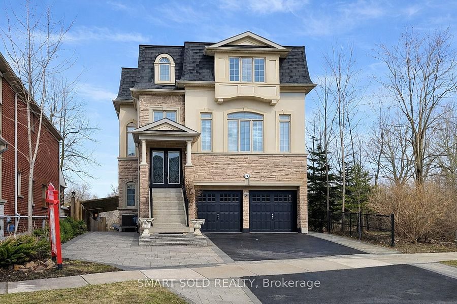 72 Headwater Crescent property exterior